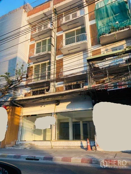 อาคารพาณิชย์ ให้เช่าในKhlong Toei, Bangkok - อาคารพาณิชย์ 4 ชั้น ติดถนน พร้อมกระจกหน้าร้านและระเบียงขนาดเล็ก