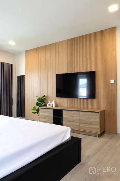 บ้าน ให้เช่าในBang Phli, Samut Prakan - ผนังห้องนอนลายไม้ติดทีวี พร้อมตู้วางของเตี้ย