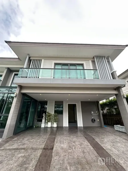 Detached House for sale in Bang Lamung, Chon Buri - Modern two-storey detached house exterior with covered three-car carport and glass balcony in Bang Lamung.