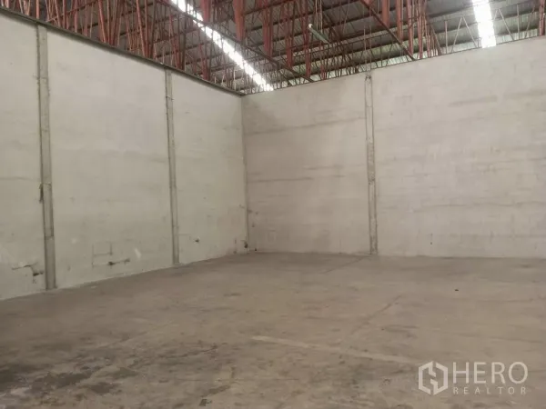 货栈 出租在Min Buri, Bangkok - 开放式存储区，钢筋混凝土地坪与高墙体。