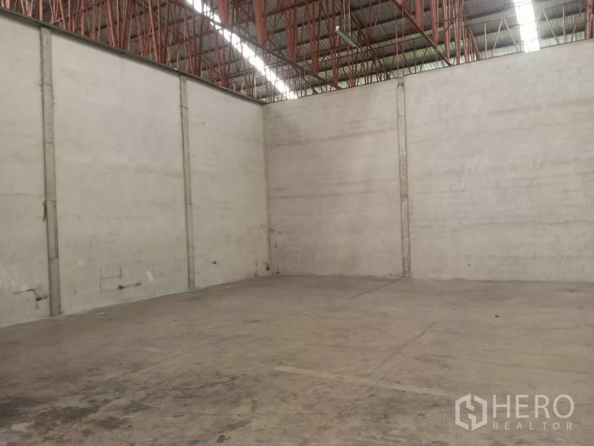 货栈 出租在Min Buri, Bangkok - 开放式存储区，钢筋混凝土地坪与高墙体。