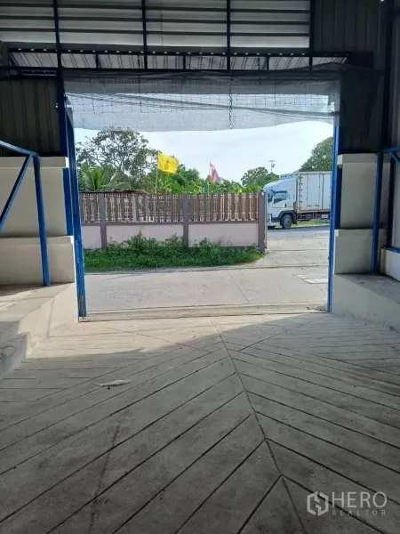 Warehouse for rent in Bang Phli, Samut Prakan - Interior loading ramp leading out to the street for truck access.