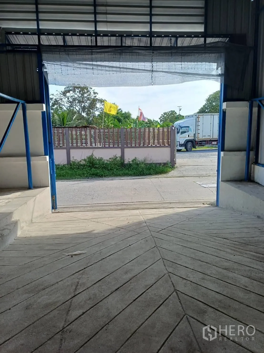 Warehouse for rent in Bang Phli, Samut Prakan - Interior loading ramp leading out to the street for truck access.