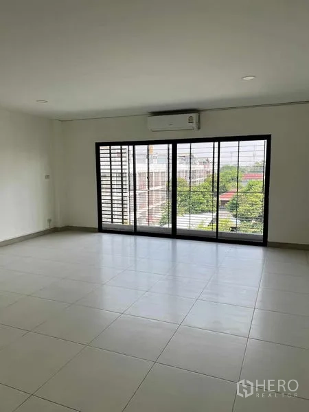 带办公室的家 出租在Bang Kapi, Bangkok - 高层宽敞房间，推拉大窗、空调，俯瞰社区绿景。