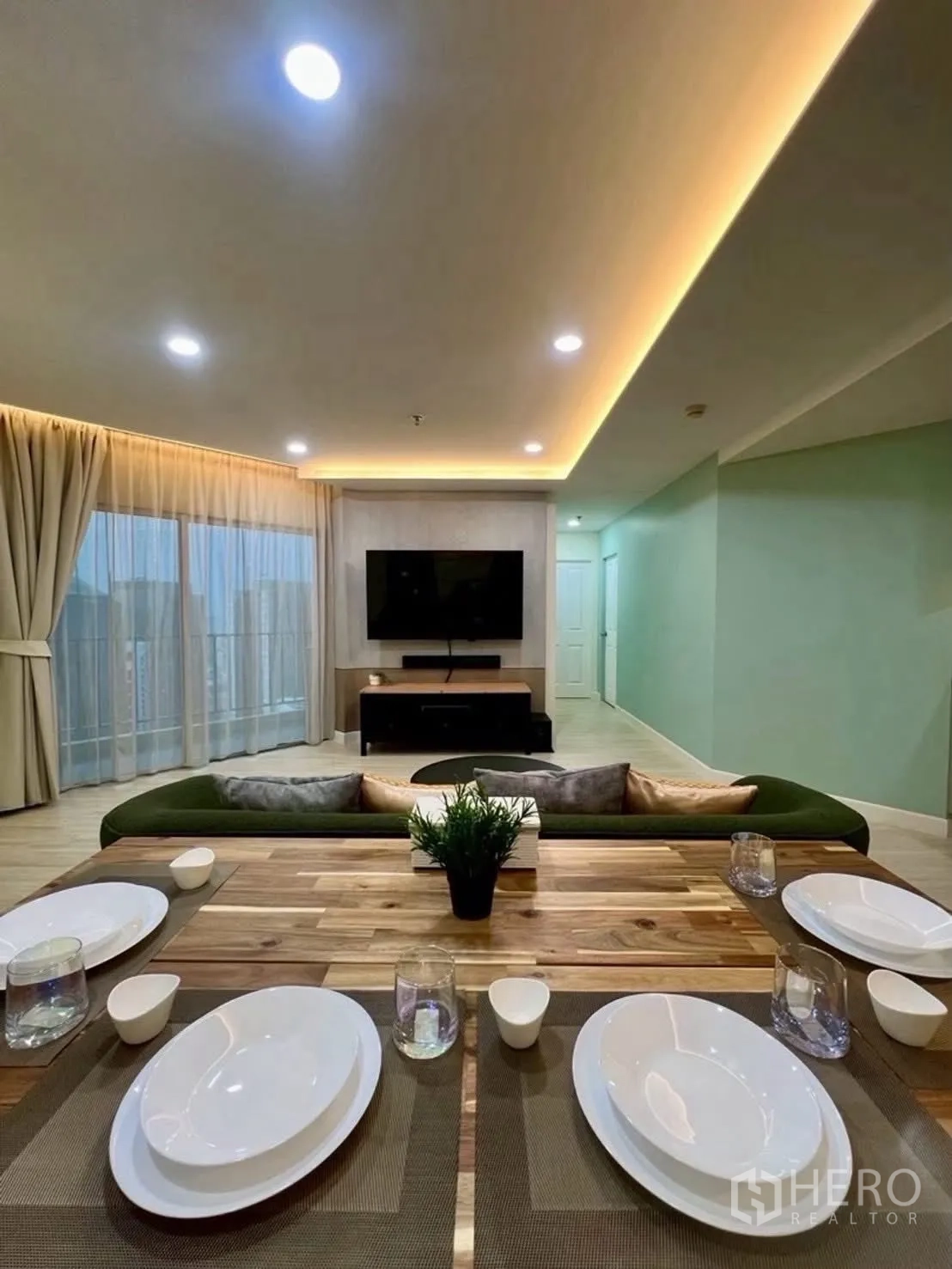 公寓 for rent in Huai Khwang, Bangkok - 开敞式客餐厅，天花柔和灯光。