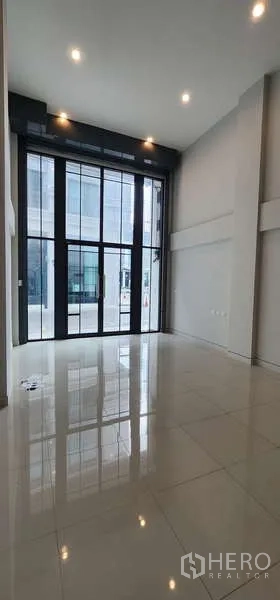 带办公室的家 出租 - 一层落地玻璃立面为工作区引入大量自然光。