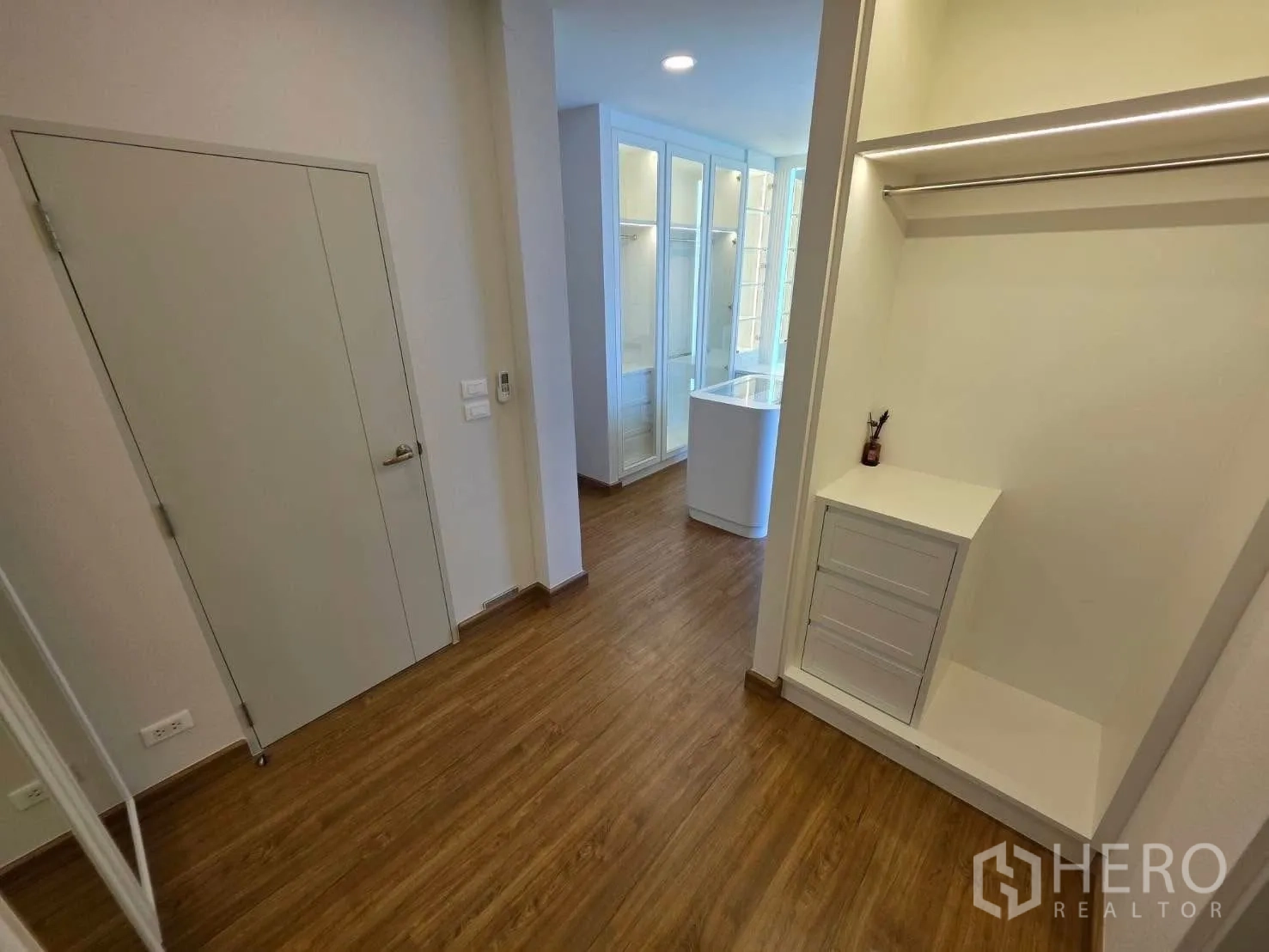 独栋房屋 for rent or sale in Bang Phli, Samut Prakan - 木纹地板的过道，通往内置衣柜区。