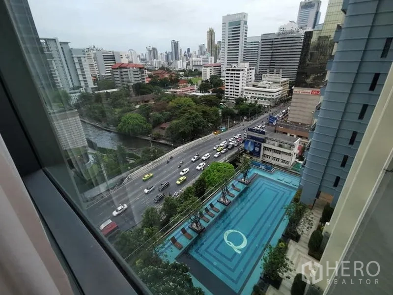 คอนโด ให้เช่าในRatchathewi, Bangkok - วิวชั้นสูงเห็นสกายไลน์ คลอง ถนน และสระว่ายน้ำกลางแจ้งขนาดใหญ่