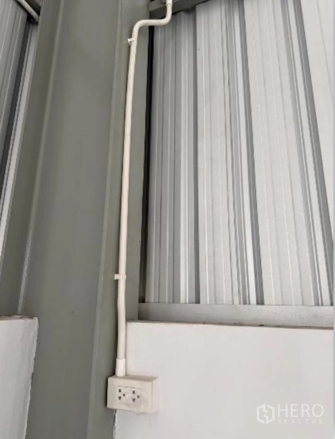 โกดัง for rent in Bang Khun Thian, Bangkok - เต้ารับไฟฟ้าติดผนังเดินท่อสายไฟลอย