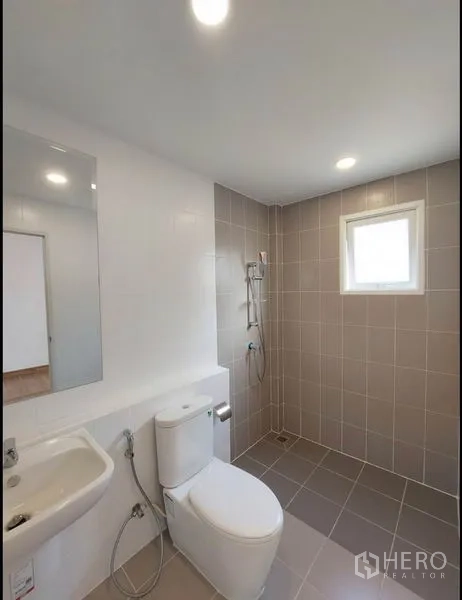 Detached House for sale in Bang Yai, Nonthaburi - Clean bathroom with walk-in shower, toilet, basin and small window