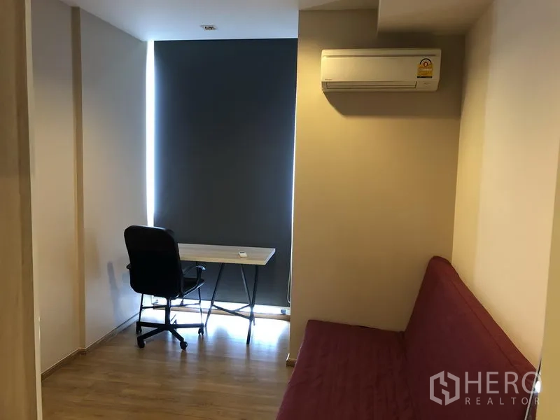 คอนโด ให้เช่าในWatthana, Bangkok - ห้องนอนที่สองจัดเป็นห้องทำงาน มีโต๊ะ เก้าอี้ และแอร์แขวนผนัง