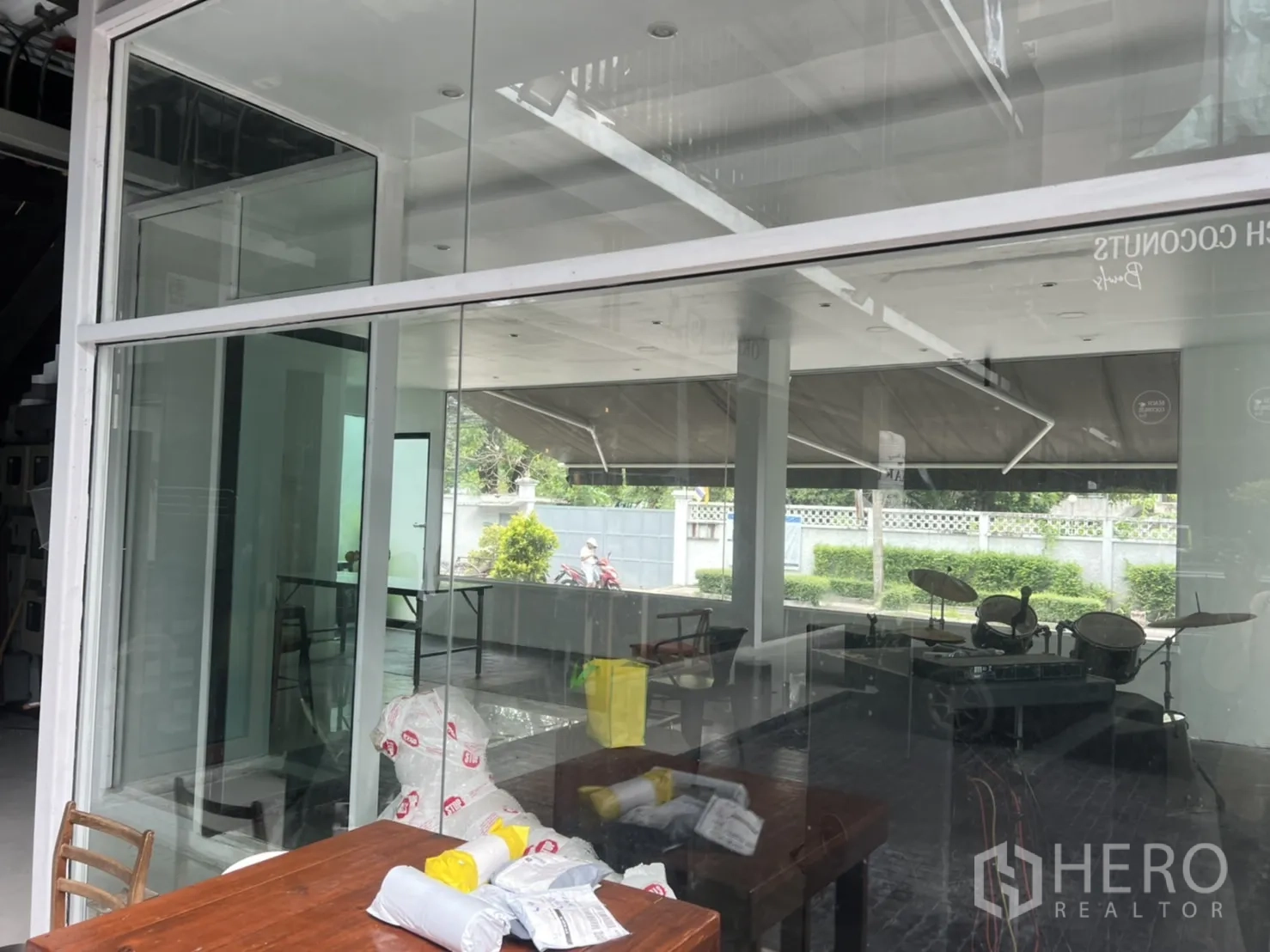Retail Space for rent in Khlong Toei, Bangkok - Wide glass facade providing street visibility and natural light.