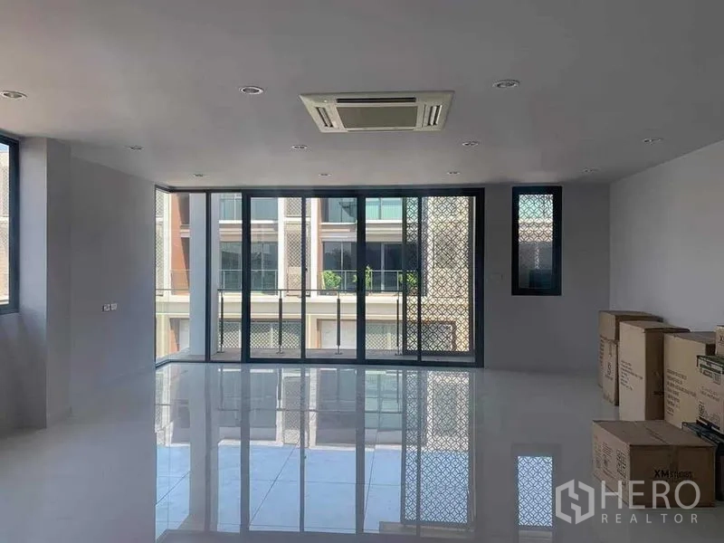 联排别墅 出租或出售在Yan Nawa, Bangkok - 大房间，推拉玻璃门通往阳台，天花嵌入式空调。