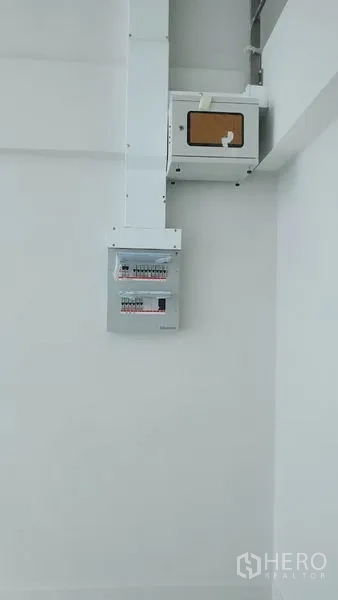 带办公室的家 出租在Suan Luang, Bangkok - 白墙上的电控配电箱与管道。