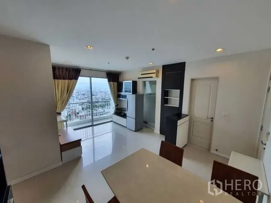 Condominium for sale - Living room with floor-to-ceiling sliding doors opening to a balcony and city view.