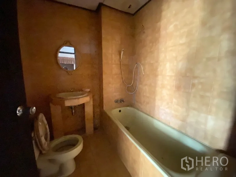 Retail Space for rent in Watthana, Bangkok - Bathroom with bathtub, sink and toilet, showing a space ready for refurbishment.