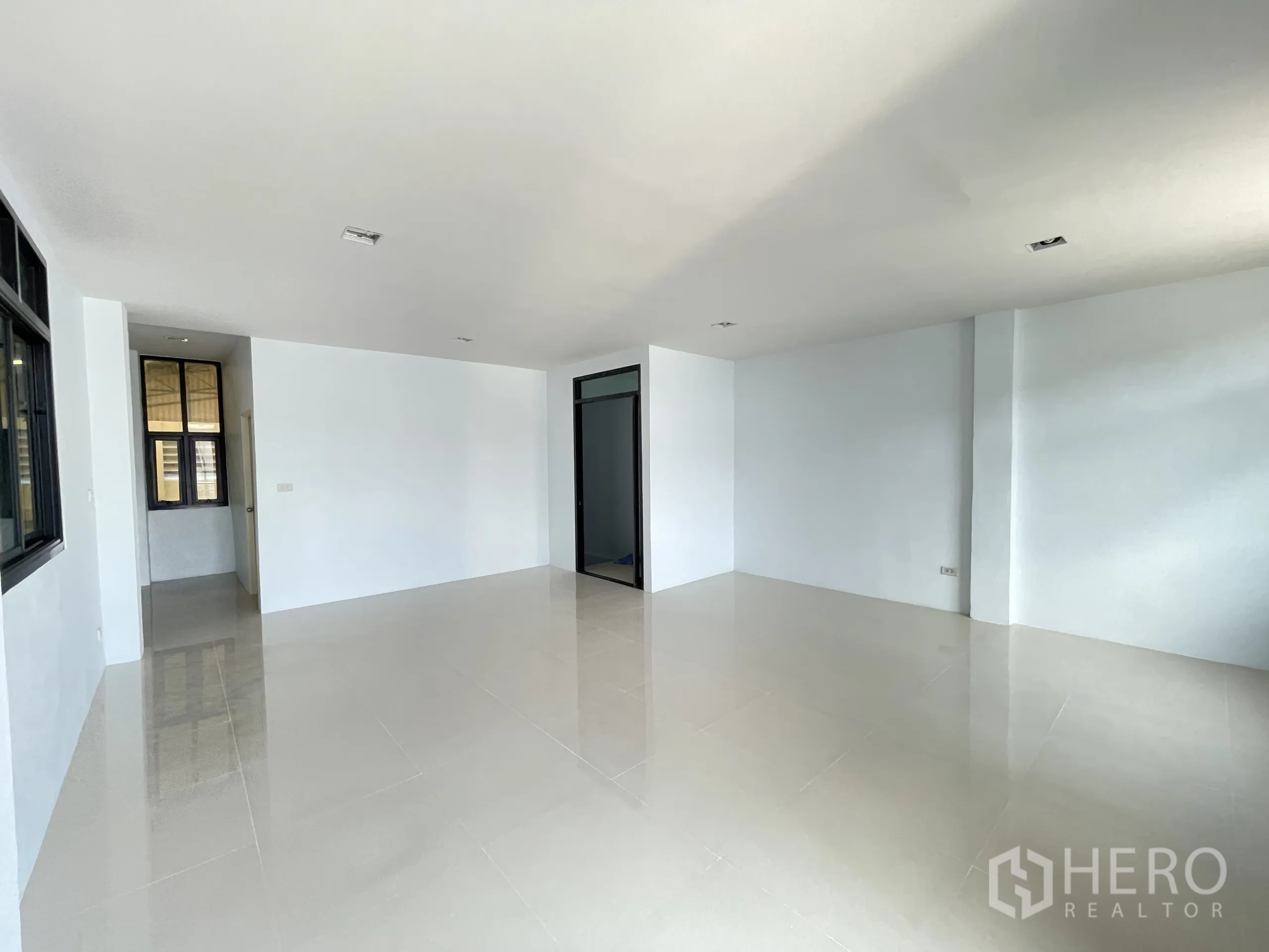 โรงงาน ให้เช่าในBan Phaeo, Samut Sakhon - ห้องทำงานขนาดใหญ่ยืดหยุ่นได้ พร้อมหน้าต่างและพื้นกระเบื้องเงางาม.