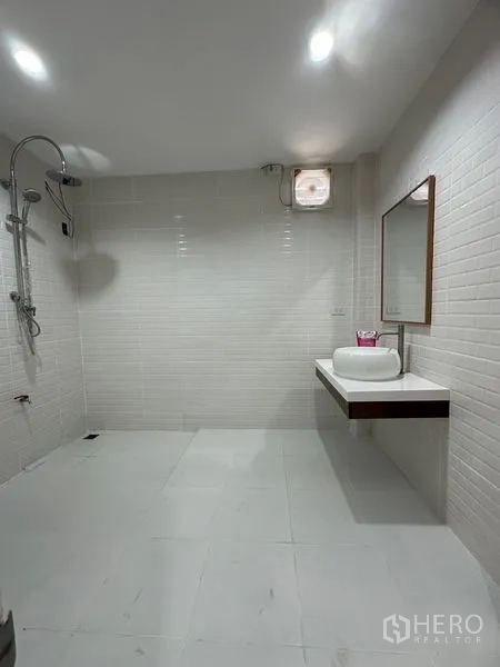 Warehouse for rent in Lam Luk Ka, Pathum Thani - Modern tiled bathroom with walk-in shower, wall mirror and basin.
