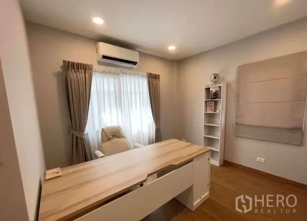 บ้าน ให้เช่าในBang Phli, Samut Prakan - ห้องทำงานที่บ้าน โต๊ะไม้ยาว เก้าอี้ ชั้นวาง และหน้าต่างมีผ้าม่าน