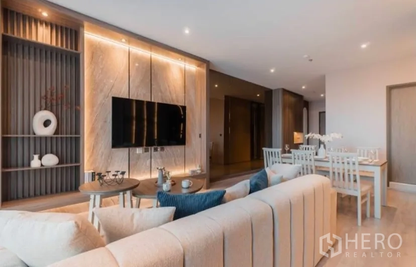 公寓 for rent in Watthana, Bangkok - 开放式起居与餐区，带大理石特色墙与隐藏灯光