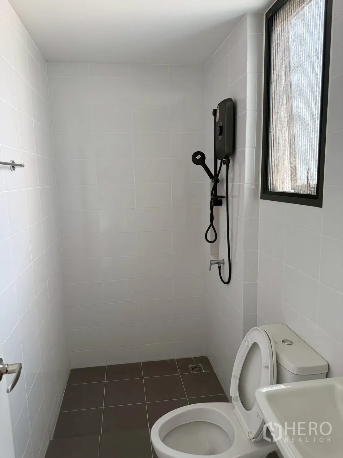 联排别墅 for rent in Bang Phli, Samut Prakan - 简洁卫浴，带热水器、坐便与窗户。