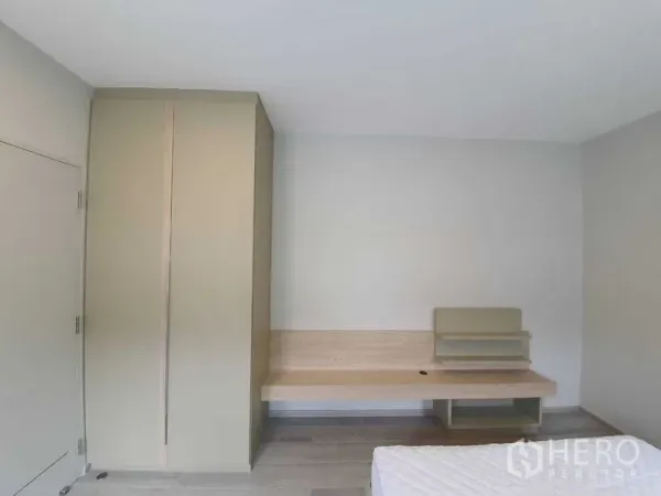 联排别墅 出租 - 卧室墙面配有嵌入式衣柜和极简书桌。