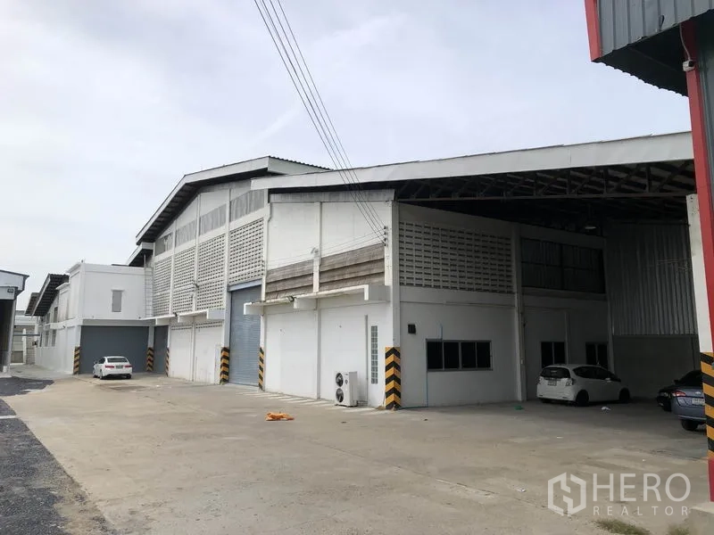 货栈 出租在Pathum Thani - 仓库侧视，带半室内装卸雨棚与宽阔车道。