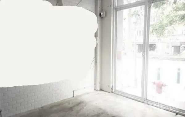 零售空间 出租在Phaya Thai, Bangkok - 店铺角落，落地玻璃与白砖墙，自然采光充足。
