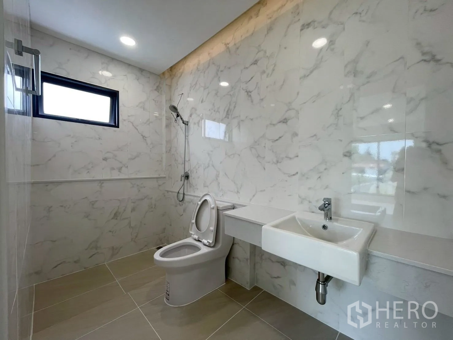 บ้านเดี่ยว for sale in Chatuchak, Bangkok - ห้องน้ำรองปูกระเบื้องลายหินอ่อน พร้อมฝักบัว โถสุขภัณฑ์ และอ่างล้างหน้า