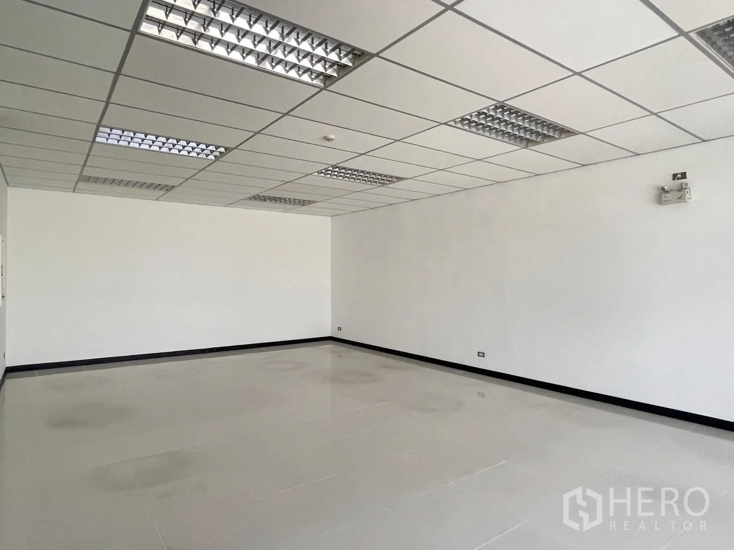 仓库 for rent in Bang Phli, Samut Prakan - 办公室空间，地砖、吊顶与嵌入式照明