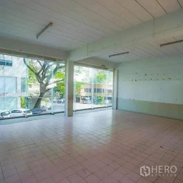 Retail Space for rent in Watthana, Bangkok - Bright open-plan retail unit with floor-to-ceiling windows, tiled flooring and street-facing visibility in Ekkamai, Bangkok.
