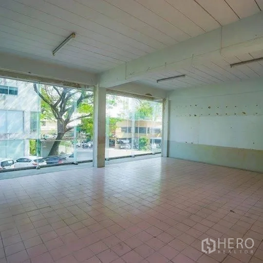 Retail Space for rent in Watthana, Bangkok - Bright open-plan retail unit with floor-to-ceiling windows, tiled flooring and street-facing visibility in Ekkamai, Bangkok.