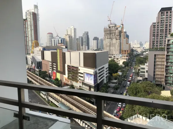 公寓 出租在Khlong Toei, Bangkok - 阳台俯瞰Ekkamai，BTS高架和Gateway Ekkamai购物中心景观