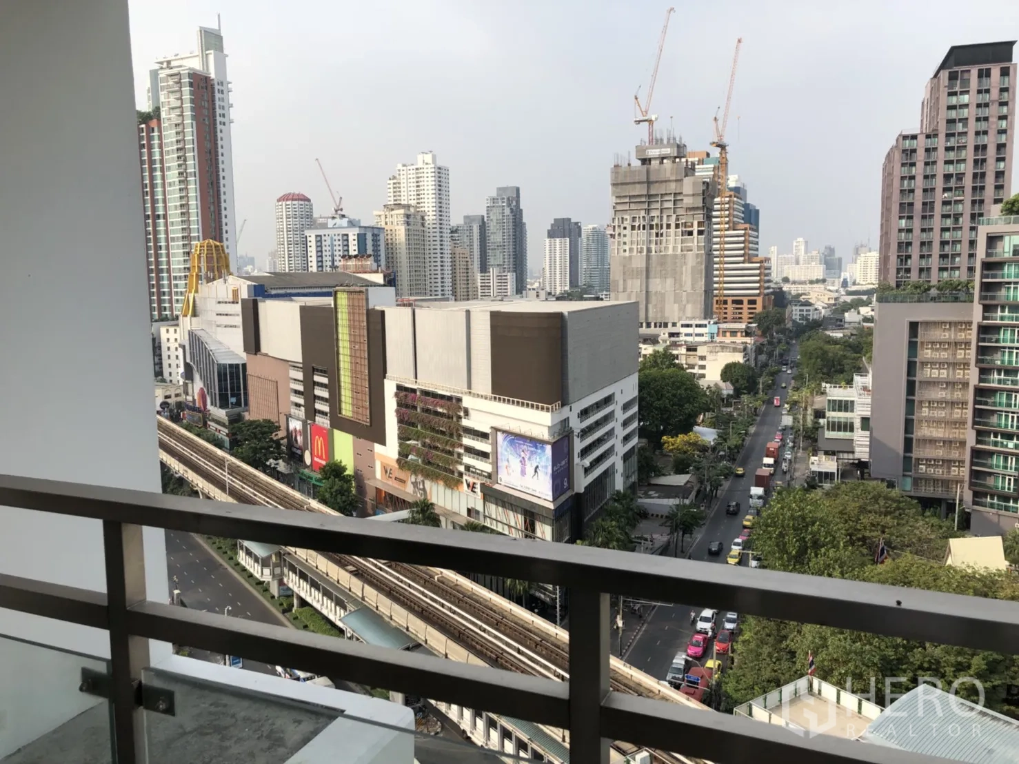 公寓 出租在Khlong Toei, Bangkok - 阳台俯瞰Ekkamai，BTS高架和Gateway Ekkamai购物中心景观