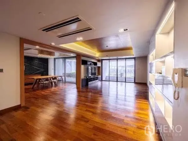 公寓 出售在Yan Nawa, Bangkok - 超大起居与餐饮空间，发光展示柜并连接宽阔阳台。