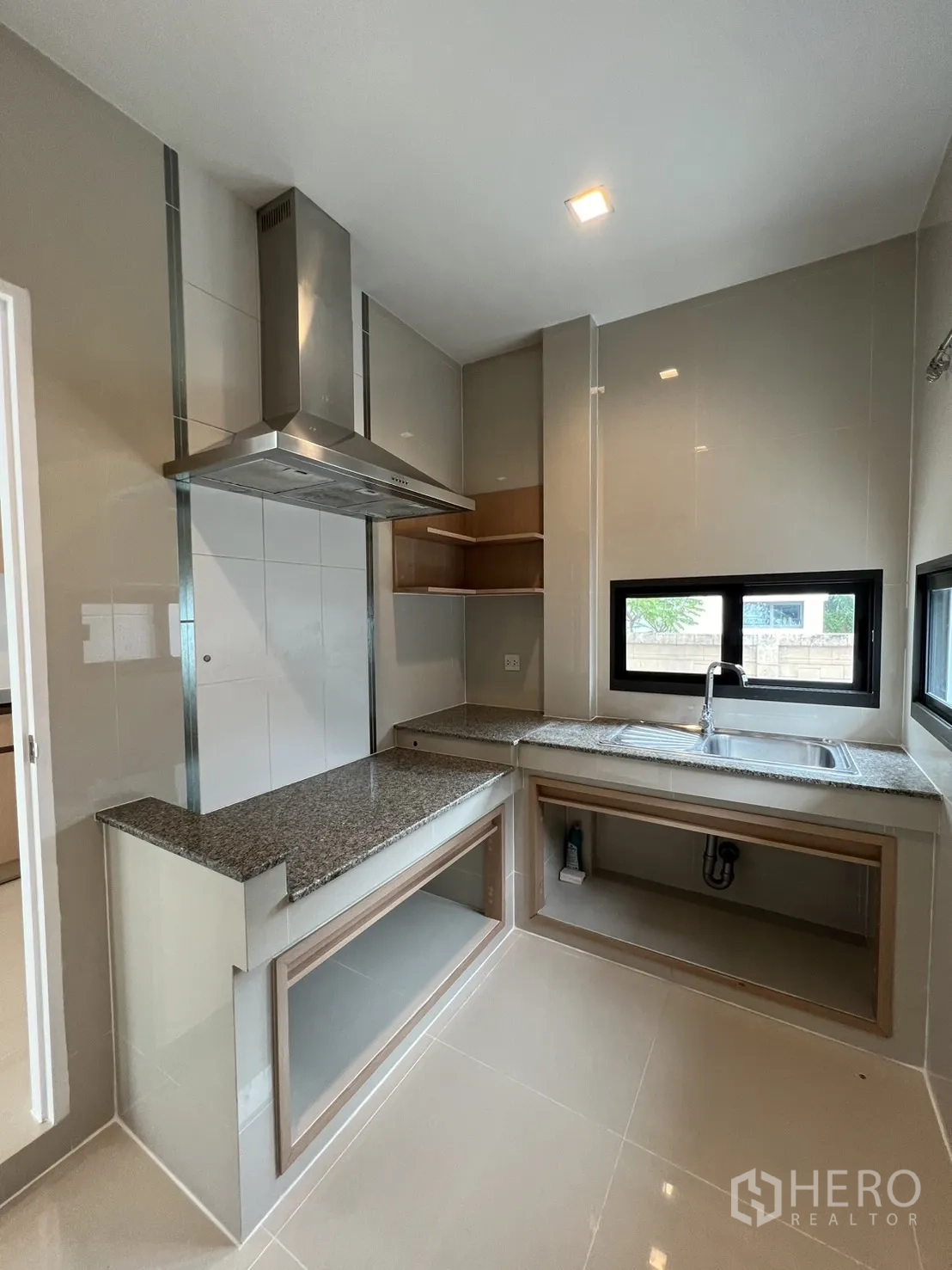 Detached House for rent in Bang Kapi, Bangkok - Separate Thai kitchen with granite counters, sink and range hood.