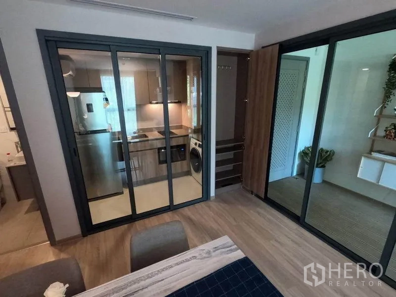 公寓 出租或出售在Watthana, Bangkok - 玻璃推拉门厨房，配冰箱与洗烘一体机。