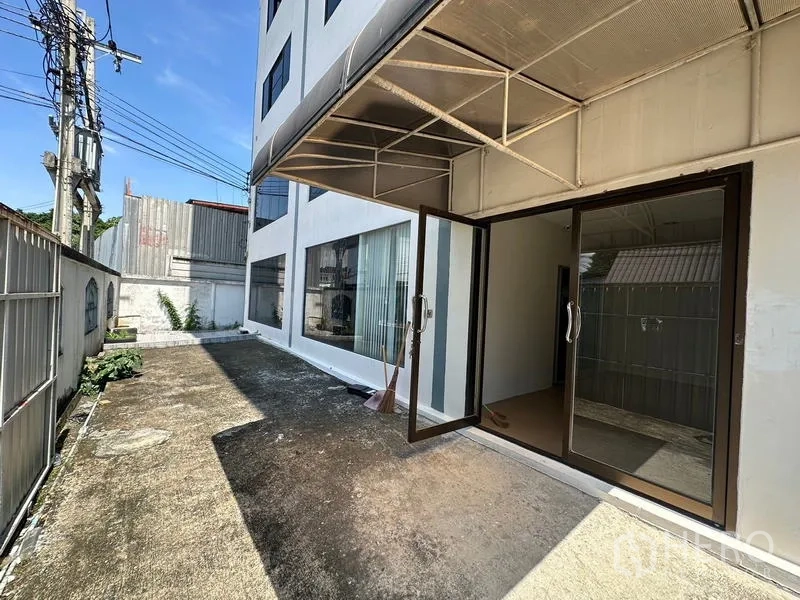 สำนักงาน ให้เช่า - ทางเข้า ชั้นล่าง ประตูกระจกบานเลื่อน พร้อมชายคากันแดด
