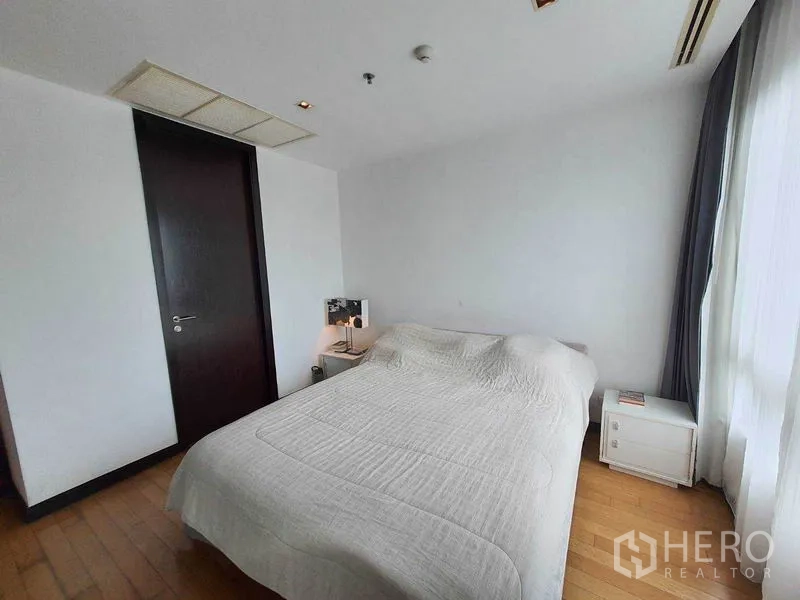 公寓 出租在Yan Nawa, Bangkok - 主卧另一角度，床头柜与衣柜可见。