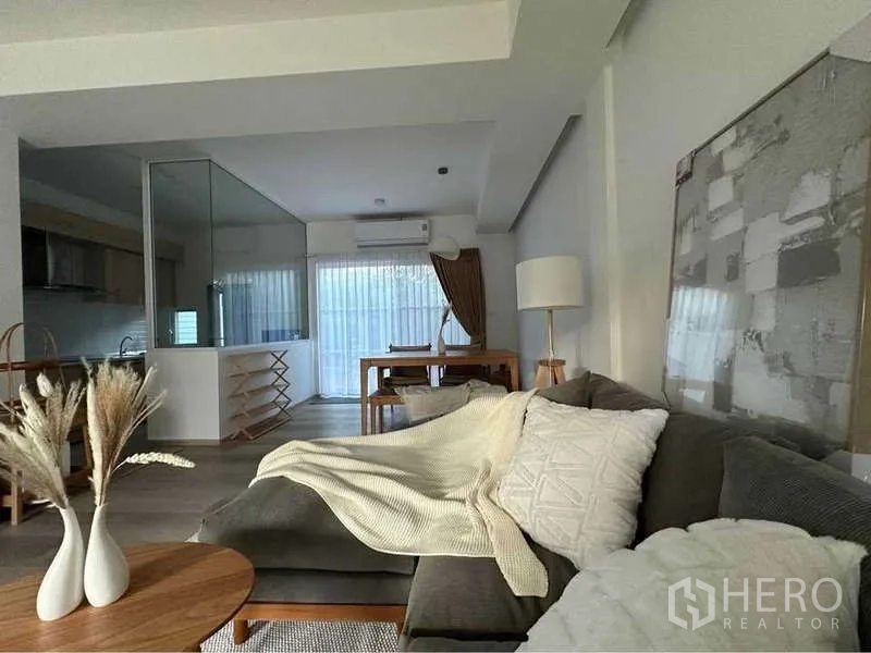 บ้าน ให้เช่าในPrawet, Bangkok - ห้องนั่งเล่นแบบโอเพ่นพร้อมโซฟา โต๊ะทานอาหาร และครัวกั้นกระจก