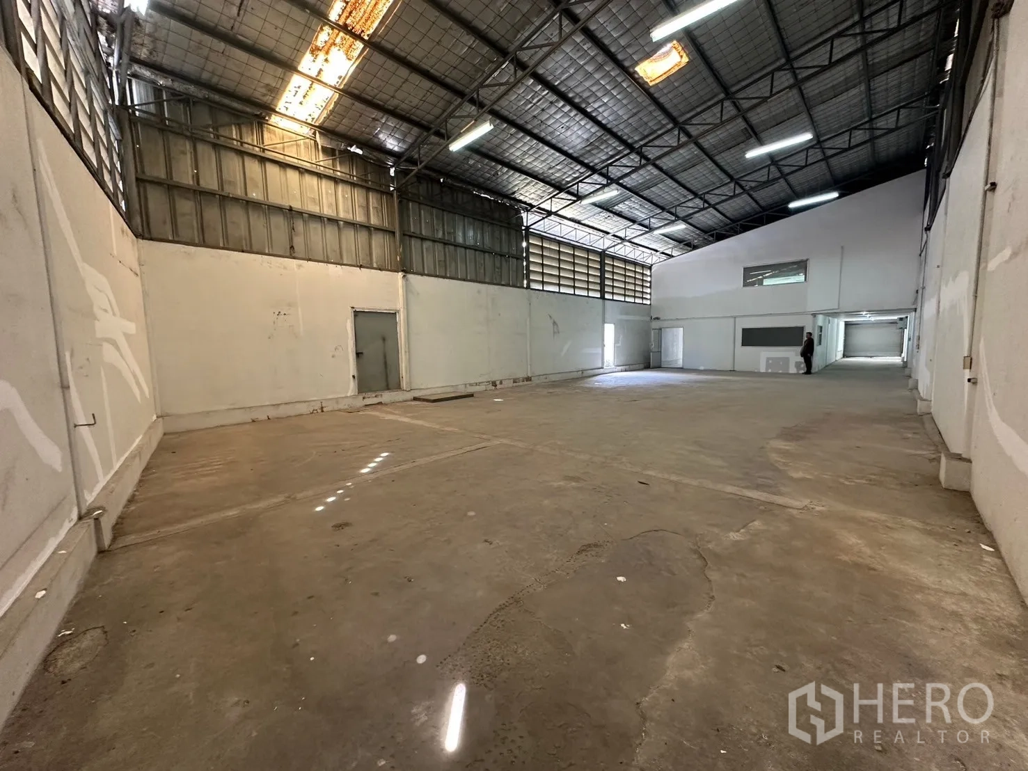 Warehouse for rent in Suan Luang, Bangkok - Spacious storage area with skylights, ventilation panels and loading access.