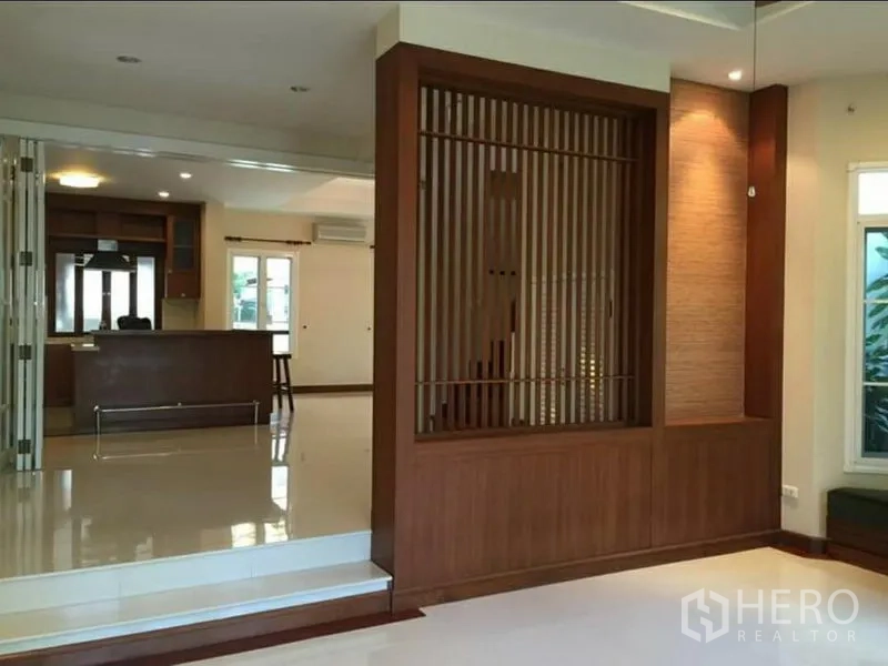 独立式住宅 出租在Phra Khanong, Bangkok - 开放式空间，亮面地坪与靠楼梯的木质隔断