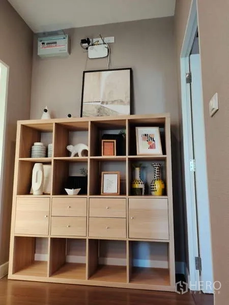 บ้าน ให้เช่าในBang Phli, Samut Prakan - โถงชั้นบนพร้อมชั้นวางไม้บิวท์อินและของตกแต่ง