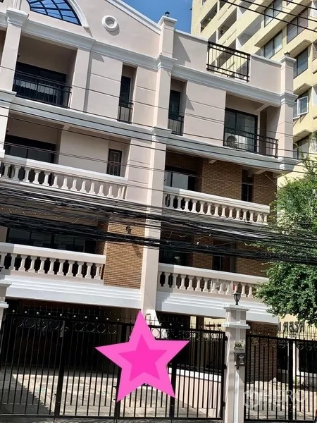 Home Office for rent in Khlong Toei, Bangkok - Low-rise building exterior with balconies, brick accents and a gated entrance in the Nana area.