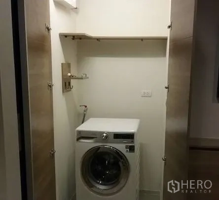 公寓 出租在Sathon, Bangkok - 独立洗衣柜，配前置式洗衣机与上方置物架。