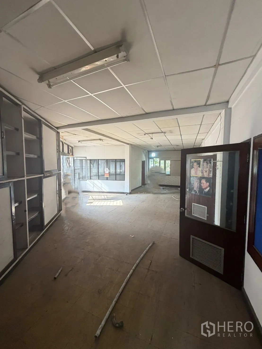 店屋 for rent in Watthana, Bangkok - 楼上房间带旧式柜体与磨损地面。