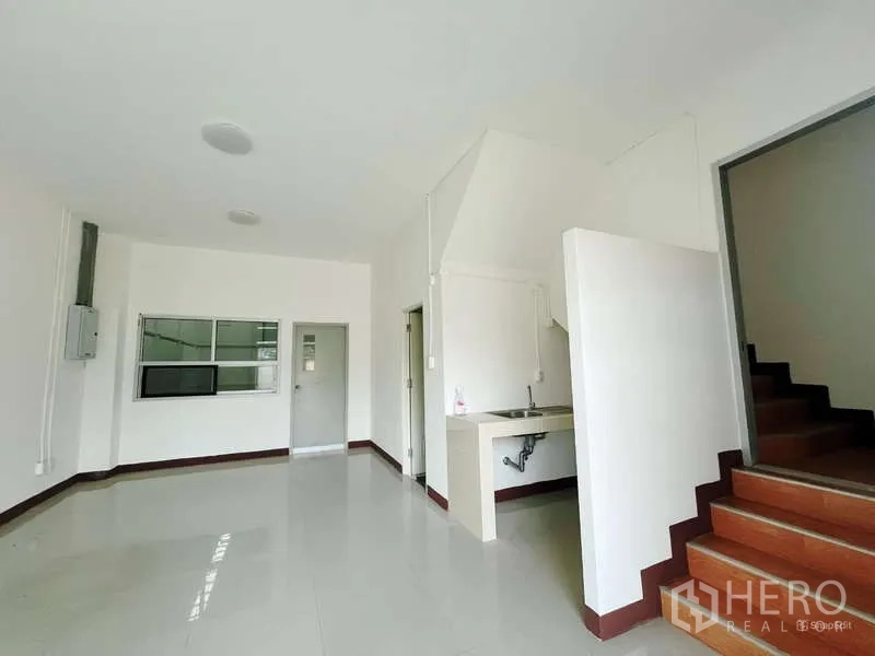 โรงงาน ให้เช่าในMueang Samut Sakhon, Samut Sakhon - พื้นที่สำนักงานชั้นล่างพร้อมอ่างล้างมือ พื้นกระเบื้อง และบันไดขึ้นชั้นบน