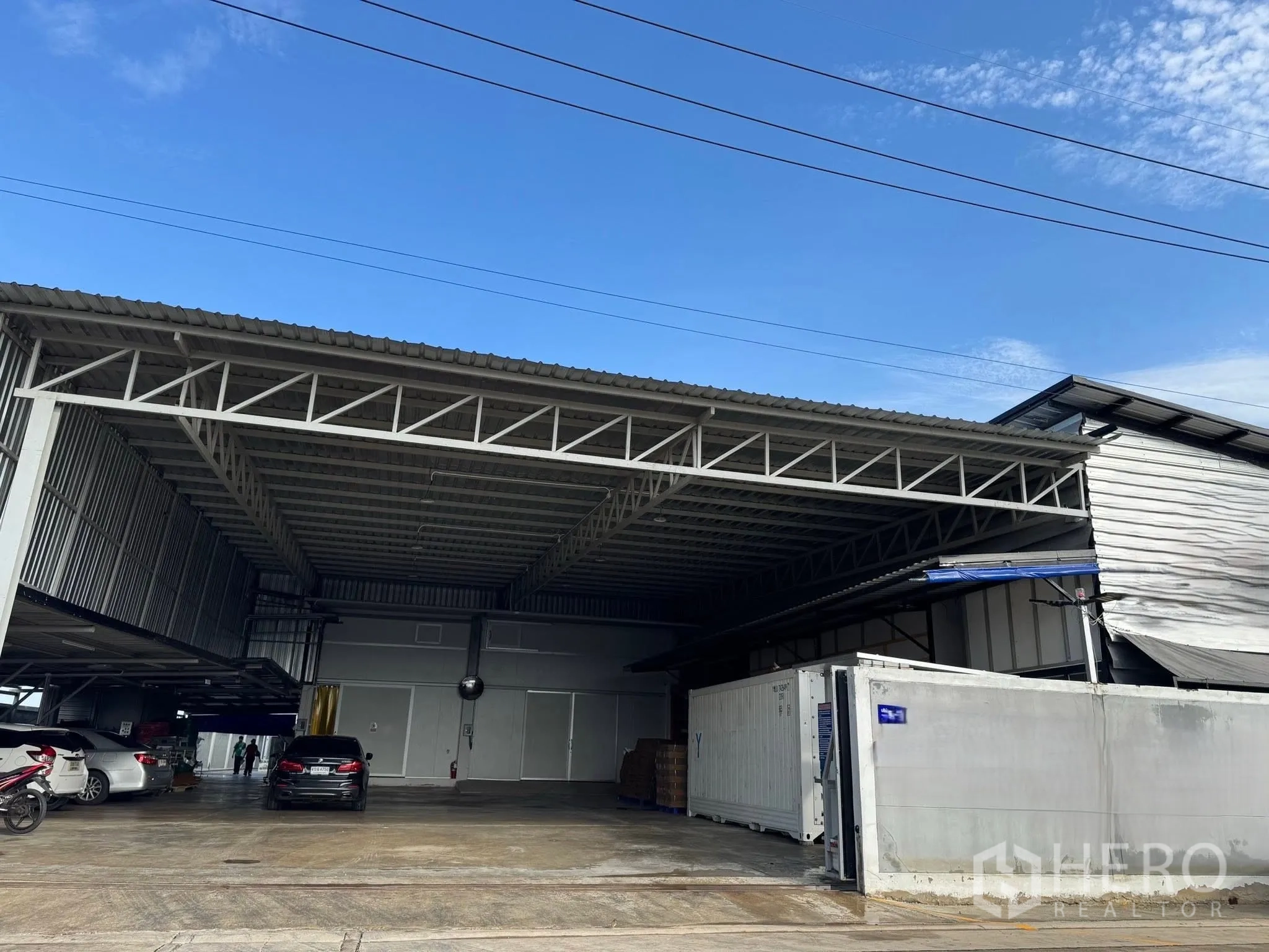 โรงงาน for rent in Mueang Samut Sakhon, Samut Sakhon - ภายนอกโรงงานโครงเหล็กมีลานโหลดสินค้าพร้อมหลังคา ที่จอดรถ และตู้คอนเทนเนอร์