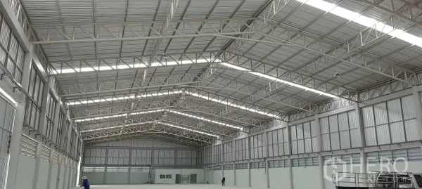 货栈 出租或出售在Lam Luk Ka, Pathum Thani - 大开间储存大厅，光滑地面与通风百叶。