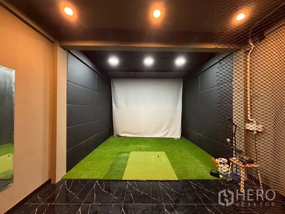 店屋 出租在Watthana, Bangkok - 室内高尔夫练习区，人工草坪与防护网。